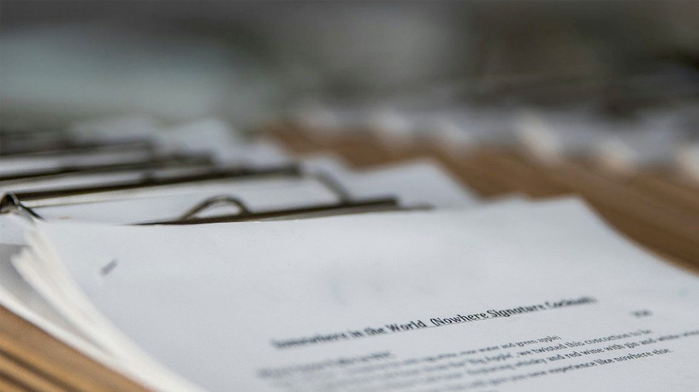 Quels textes utiliser pour les polices locales dans les programmes internationaux d'assurance ?
